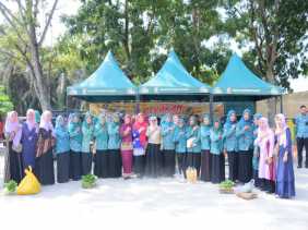 Turun Langsung Beberapa Titik di Desa Tarai Bangun, Ketua TP-PKK Kampar Ny. Tengku Nurheryani Pimpin Penyaluran Sembako .