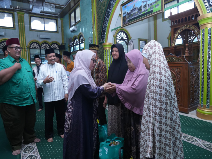 Hari ke-6, Wakil Bupati Kampar Laksanakan Safari Ramadhan di Masjid Raya Kampung Pinang Kecamatan Perhentian Raja.