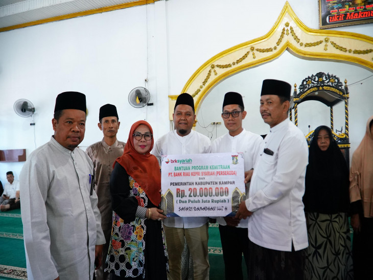 Hari Kedua Safari Ramadhan di Bukit Kemuning, Wakil Bupati Kampar Serahkan Bantuan dan Dana Pembangunan Masjid Rp20 Juta Masjid Baitul Muttaqin